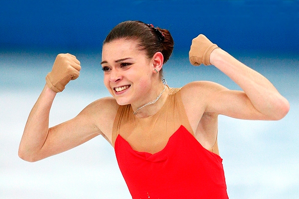 Олимпийская чемпионка Аделина Сотникова поймала букет на свадьбе Волосожар и Транькова