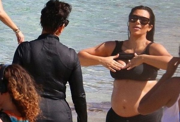 Ким Кардашян продемонстрировала на пляже свой большой животик