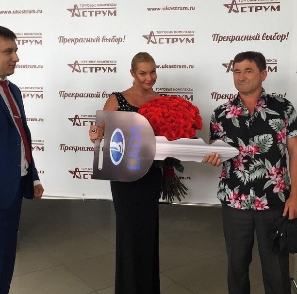Анастасия Волочкова поддержала отечественный автопром