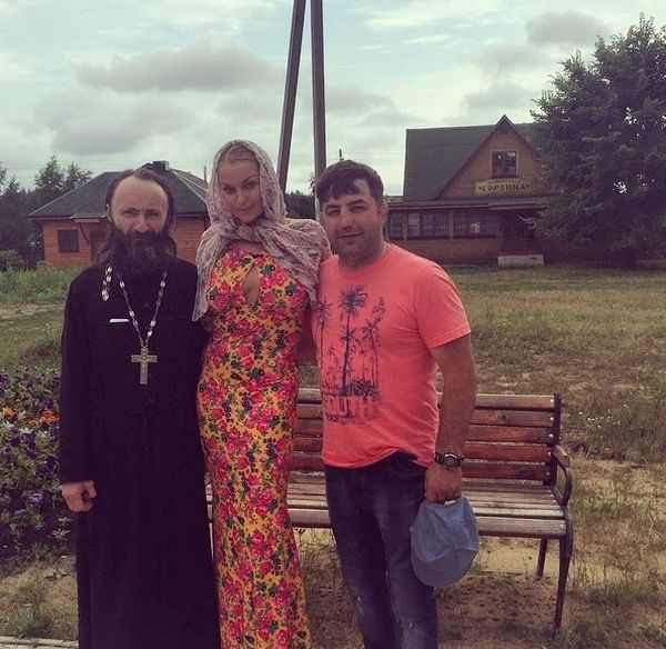 Анастасия Волочкова явилась в храм в откровенном платье