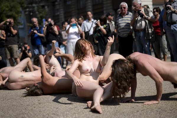 Фото дня: На улицы швейцарского городка Билль вышли голые мужчины и женщины