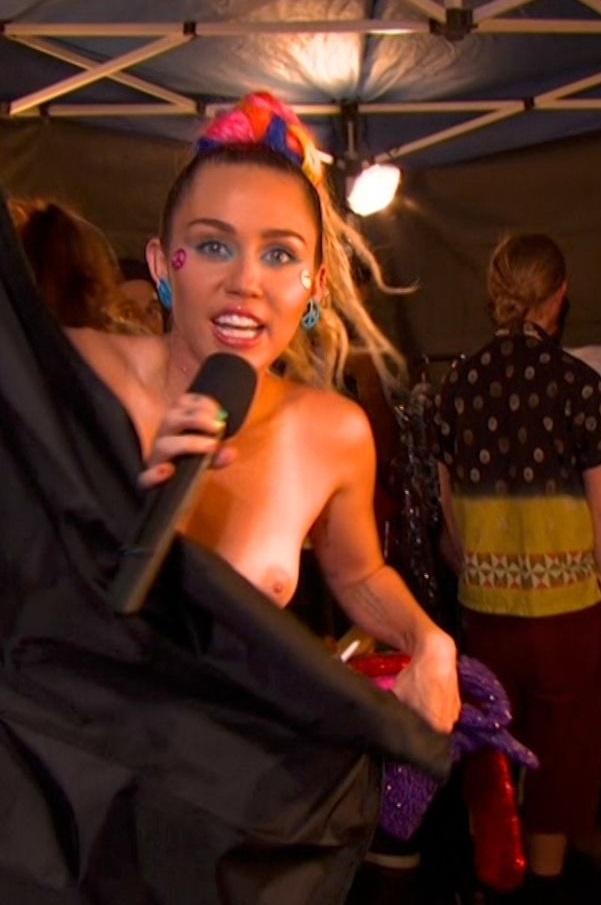 На прошедшей церемонии MTV Video Music Awards 2015 Майли Сайрус устроила парад супер откровенных нарядов и обнажила грудь