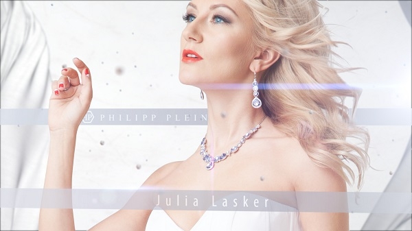 Юлия Ласкер предстала в оттенках «Жизненного света» всемирно известного дизайнера Philipp Plein