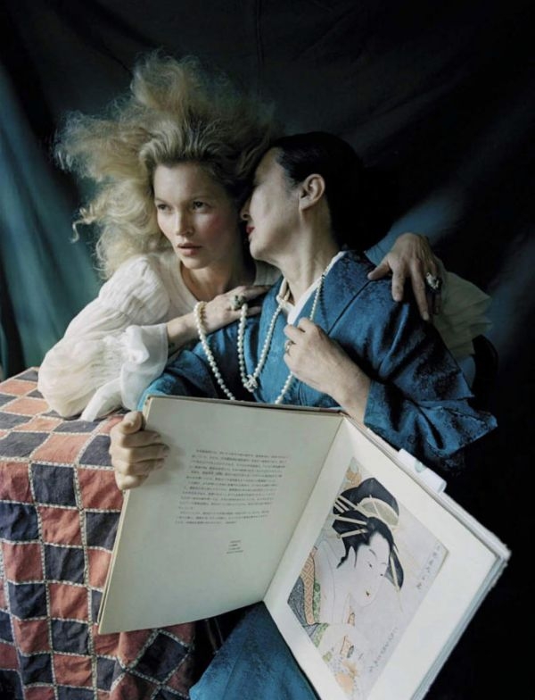 Кейт Мосс снялась топлесс в странной фотосессии для Vogue