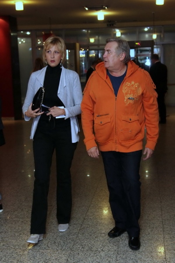 На кинопремьере Юрий Стоянов появился в нелепой куртке, а  Евгения Брик увлеклась поросенком