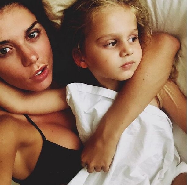 Анна Седокова выложила снимок в кровати со своей дочкой