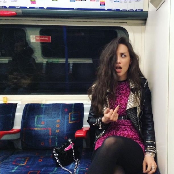 Виктория Дайнеко удивила неприличным поведением в метро