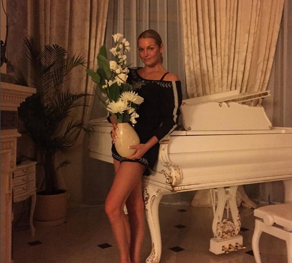 Анастасия Волочкова разбила ногой люстру и показала фото, где она обнаженная купается в ванной с Аришей