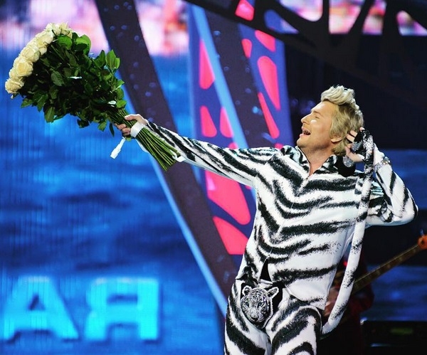 Видео дня: Николай Басков «утер нос» Филиппу Киркорову, появившись на сцене в костюме белого тигра