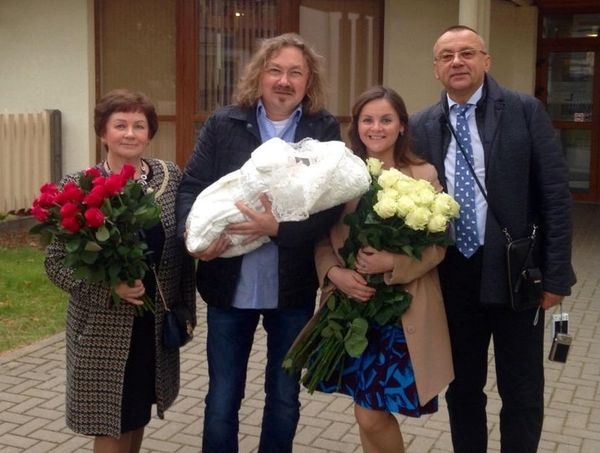 Игорь Николаев забрал супругу и дочку из роддома