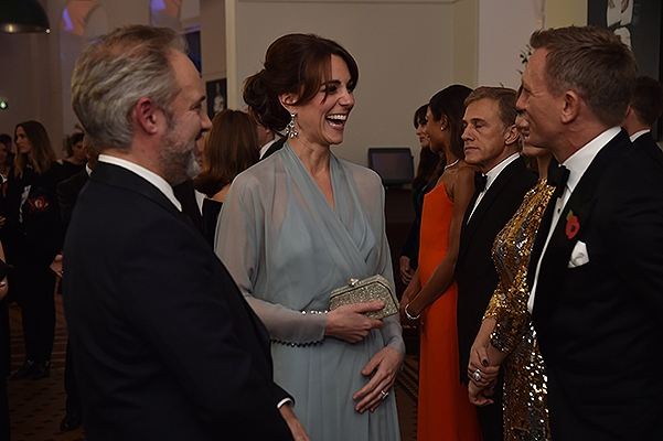 Кейт Миддлтон пришла на премьеру "007: Спектр" с двумя принцами 