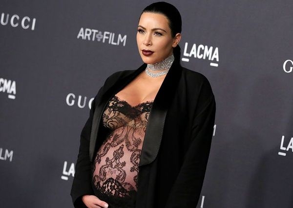 Глубоко беременная Ким Кардашян продемонстрировала поклонникам грудь