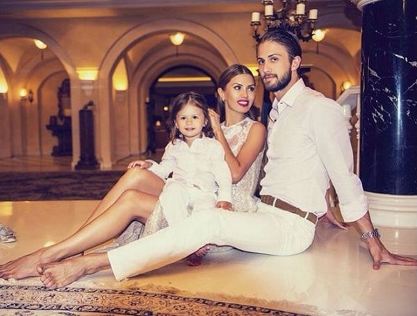 Виктория Боня показала трогательное семейное фото с мужем и дочкой