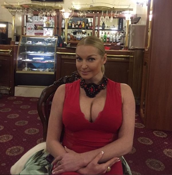 Анастасия Волочкова шокировала поклонников своей огромной грудью