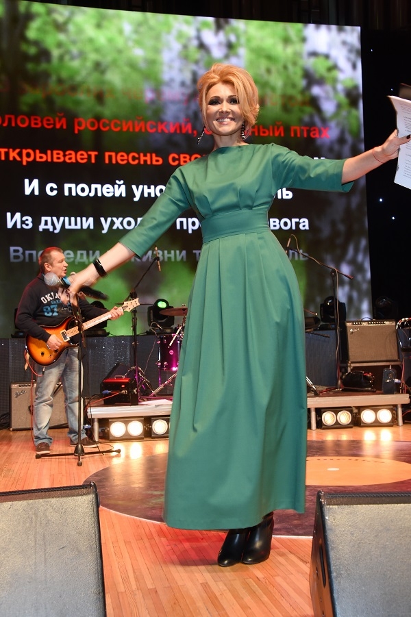 Анжелика Агурбаш показала свои длинные ножки в платьях с разрезом