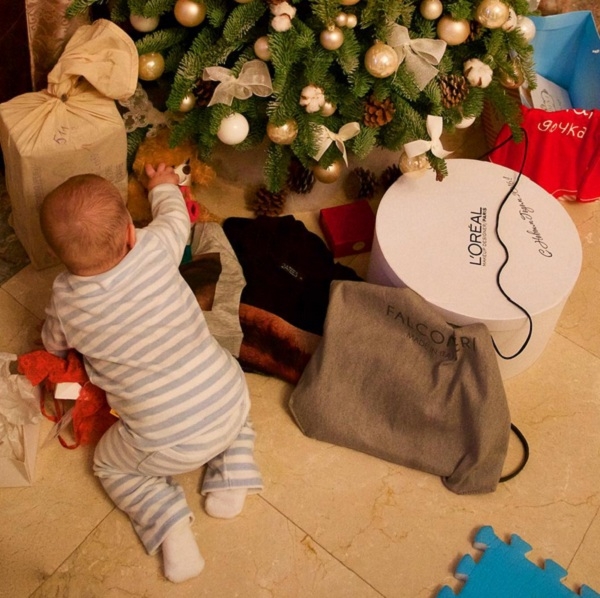 Лена Темникова поделилась фотографией подросшей дочурки у новогодней елки