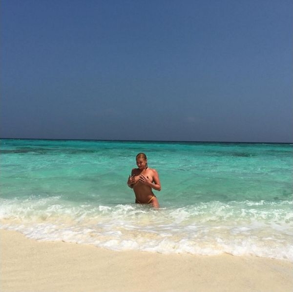 Анастасия Волочкова сделала вертикальный шпагат в стрингах и оголила грудь на пляже
