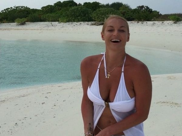 Анастасия Волочкова сделала вертикальный шпагат в стрингах и оголила грудь на пляже