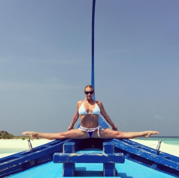 Анастасия Волочкова сделала фирменный шпагат в лодке и станцевала балет на пляже