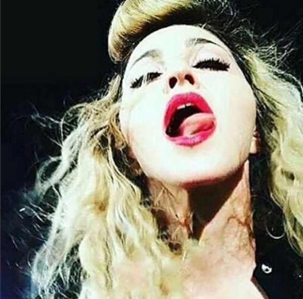 Мадонна сильно напугала своих поклонников, упав на сцене во время выступления