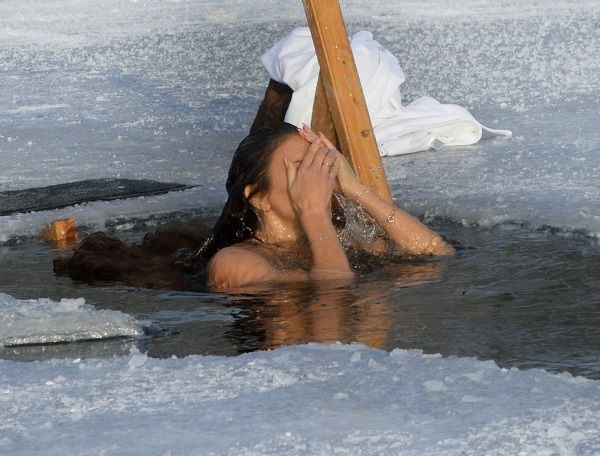Елена Галицына совершила экстремальный заплыв в ледяной проруби