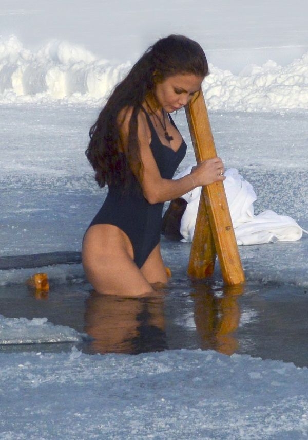 Елена Галицына совершила экстремальный заплыв в ледяной проруби
