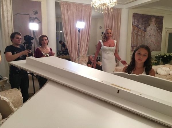 Анастасия Волочкова появится в полупрозрачном платье в трогательном клипе дочери