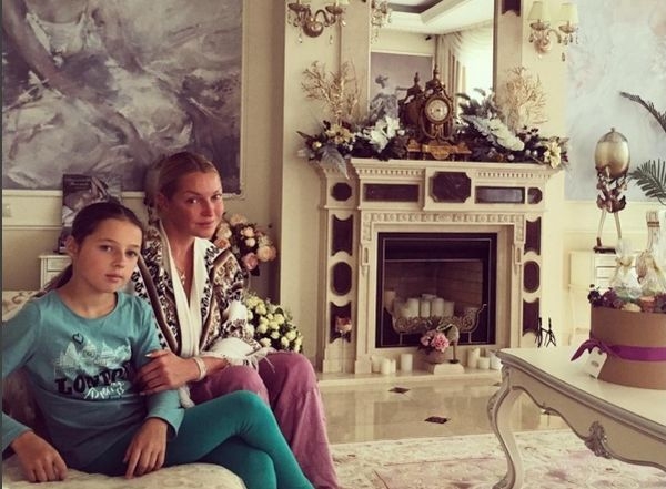 10-летняя дочь Анастасии Волочковой осуждает маму за слишком откровенные наряды