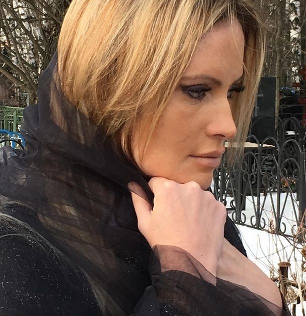 Дана Борисова показала фотографии с похорон Тимы Брик и рассекретила имя его настоящей жены