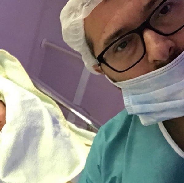 Алексей Рыжов забрал из роддома супругу с новорожденной дочкой и показал фото