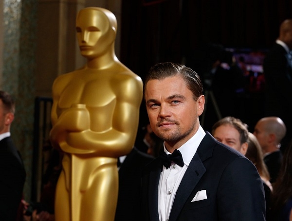 Видео, как  Леонардо Ди Каприо забыл своего «Оскара» в ресторане стало хитом в сети