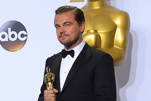 Видео, как  Леонардо Ди Каприо забыл своего «Оскара» в ресторане стало хитом в сети