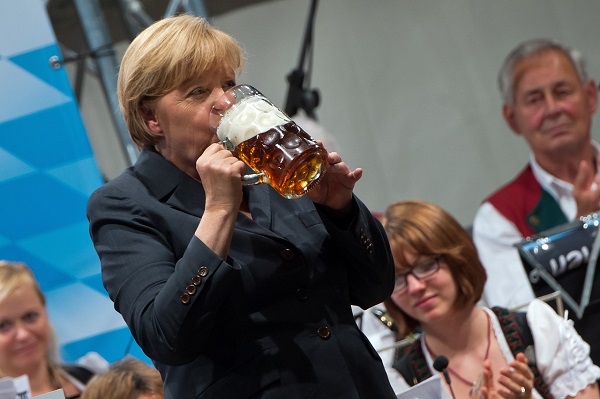 Канцлеру ФРГ Ангеле Меркель вылили за шиворот два бокала пива (видео)