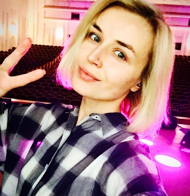 Полина Гагарина опубликовала снимок без макияжа и в мужской рубашке