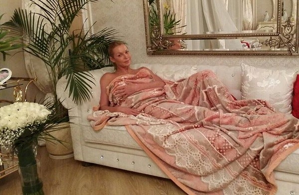 Обнаженная Анастасия Волочкова снялась в собственной постели