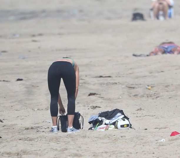 Мария Шарапова утоляет горе от дисквалификации на пляже Санта Моники