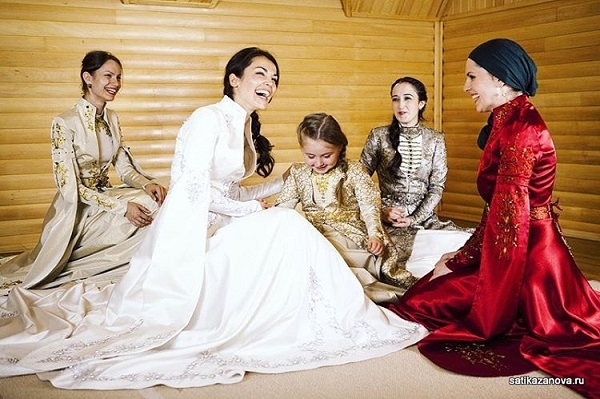 Сати Казанова отчаянно напрашивается на чужие свадьбы
