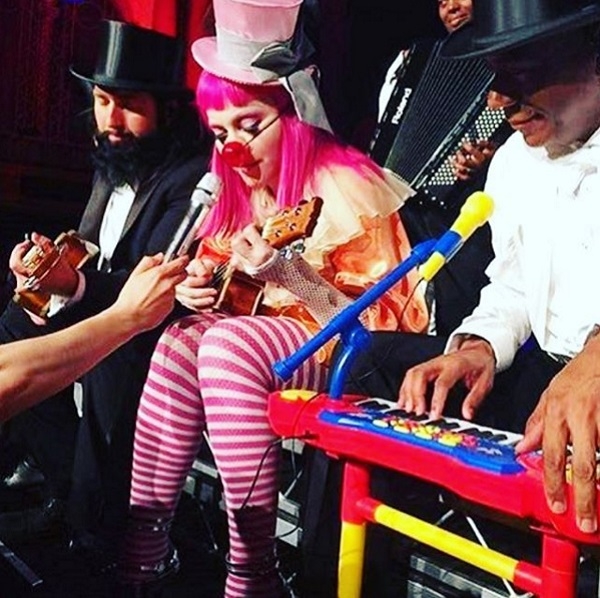 Пьяная Мадонна материлась на концертах в Австралии, пила текилу и каталась на детском трехколесном велосипеде (видео)