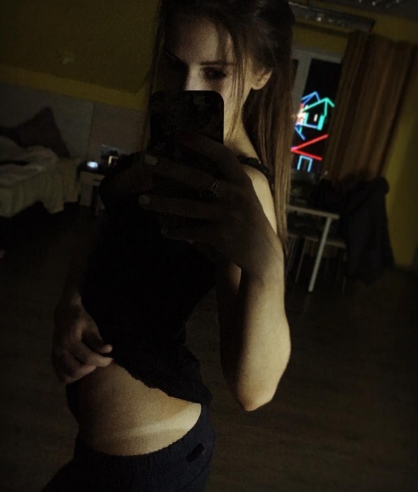 Саша Артемова показала беременный животик