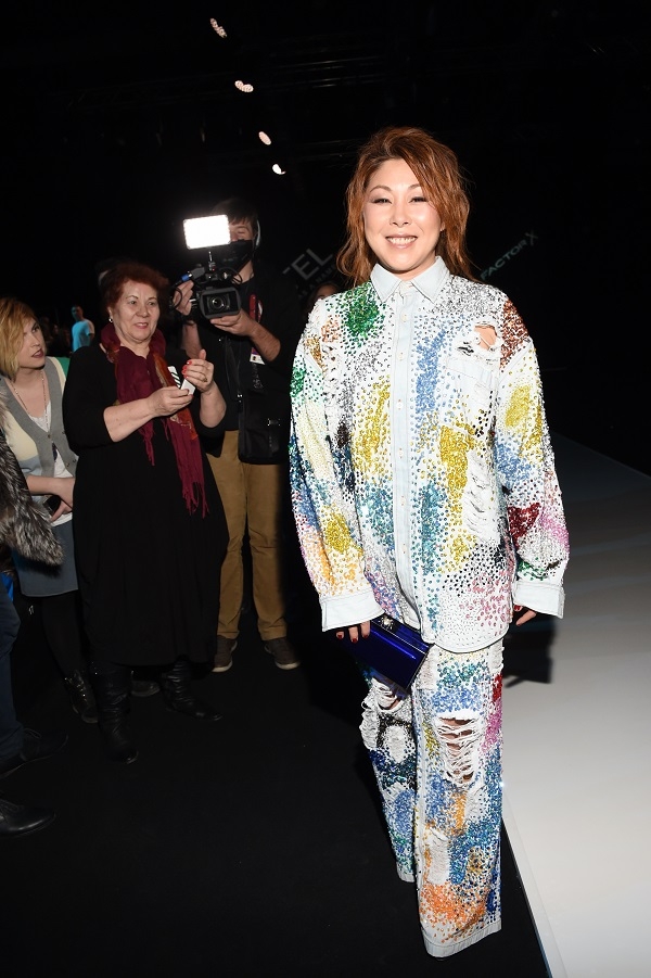 Анита Цой появилась на модном показе в костюме с огромными дырами