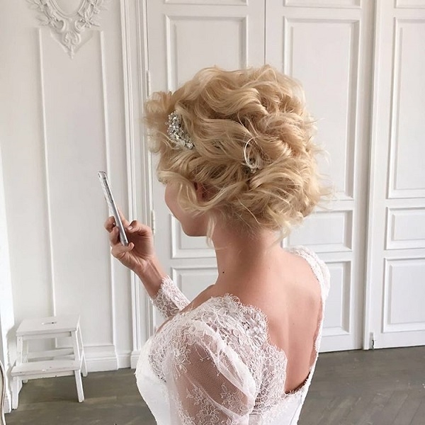 Полина Максимова примерила белое свадебное платье