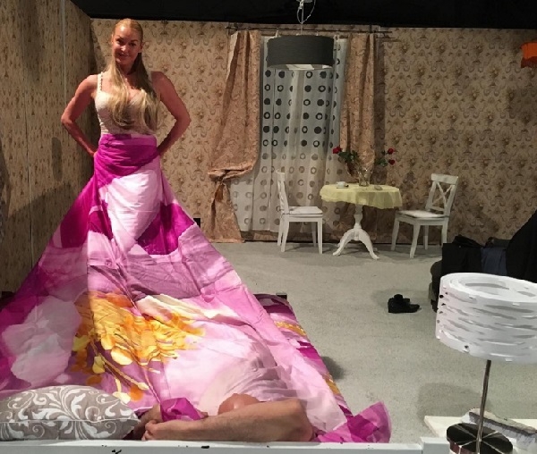 Для постельных сцен в спектакле Анастасия Волочкова принесла нижнее и постельное бельё из дома