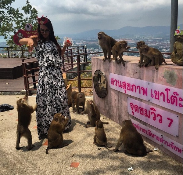 Эвелина Бледанс отметила свой 47-й день рождения в Таиланде в необычной компании