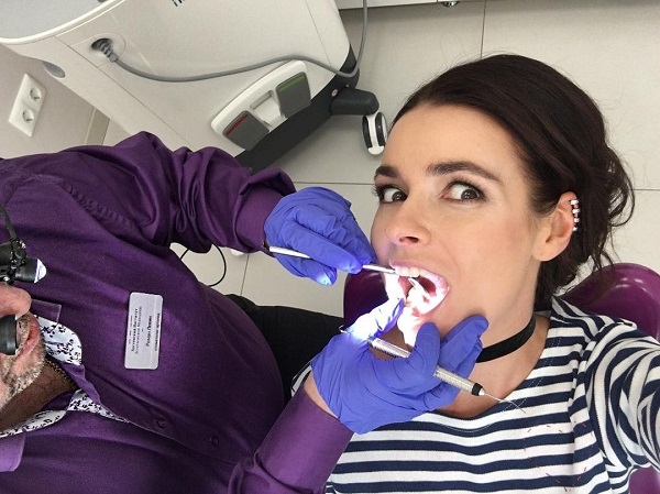 Ирена Понарошку фотошопит свои больные зубы