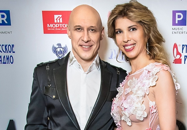 На юбилейном концерте Дениса Майданова его супруга Наталья произвела фурор своим прозрачным платьем