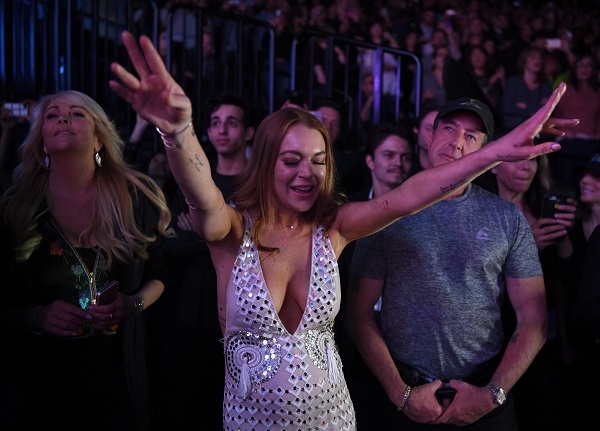 Грудь Линдси Лохан чуть не выскочила из платья на концерте в Нью-Йорке