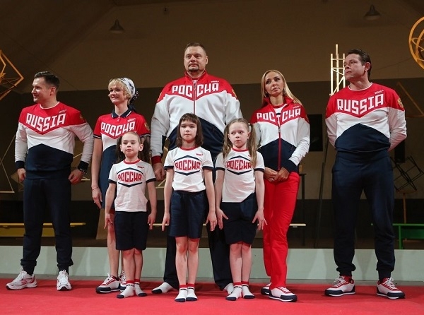 Татьяна Навка вышла на подиум, представив новую форму олимпийской сборной
