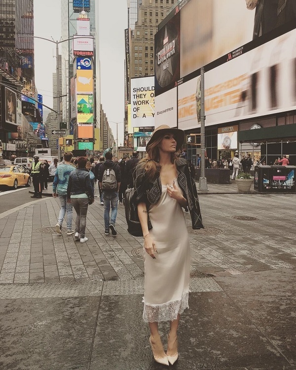 Алена Водонаева ходит по улицам Нью-Йорка в ночной сорочке