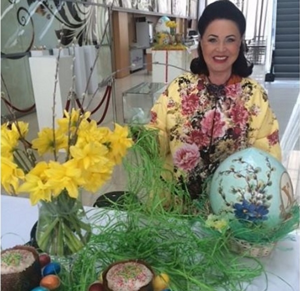 Яна Рудковская украсила дом огромными зелеными пасхальными яйцами