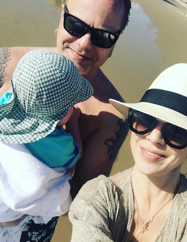 Наталья Подольская с мужем и сыном улетела отдыхать